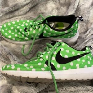 Nike green white polkadot tennis shoes rare 9.5-10